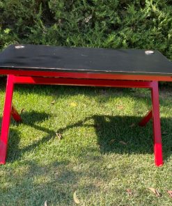 Escritorio de madera negro y rojo