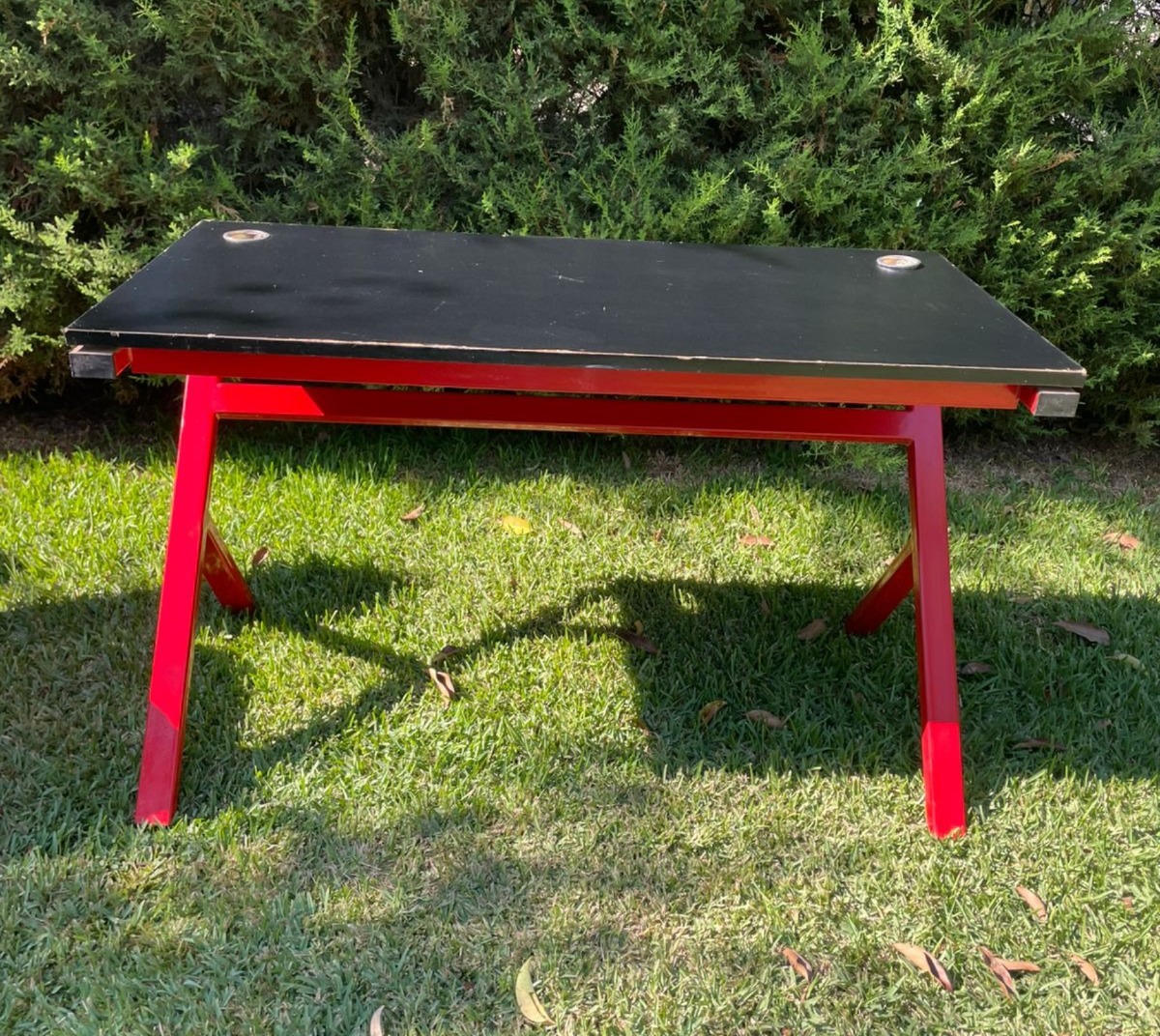 Escritorio de madera negro y rojo