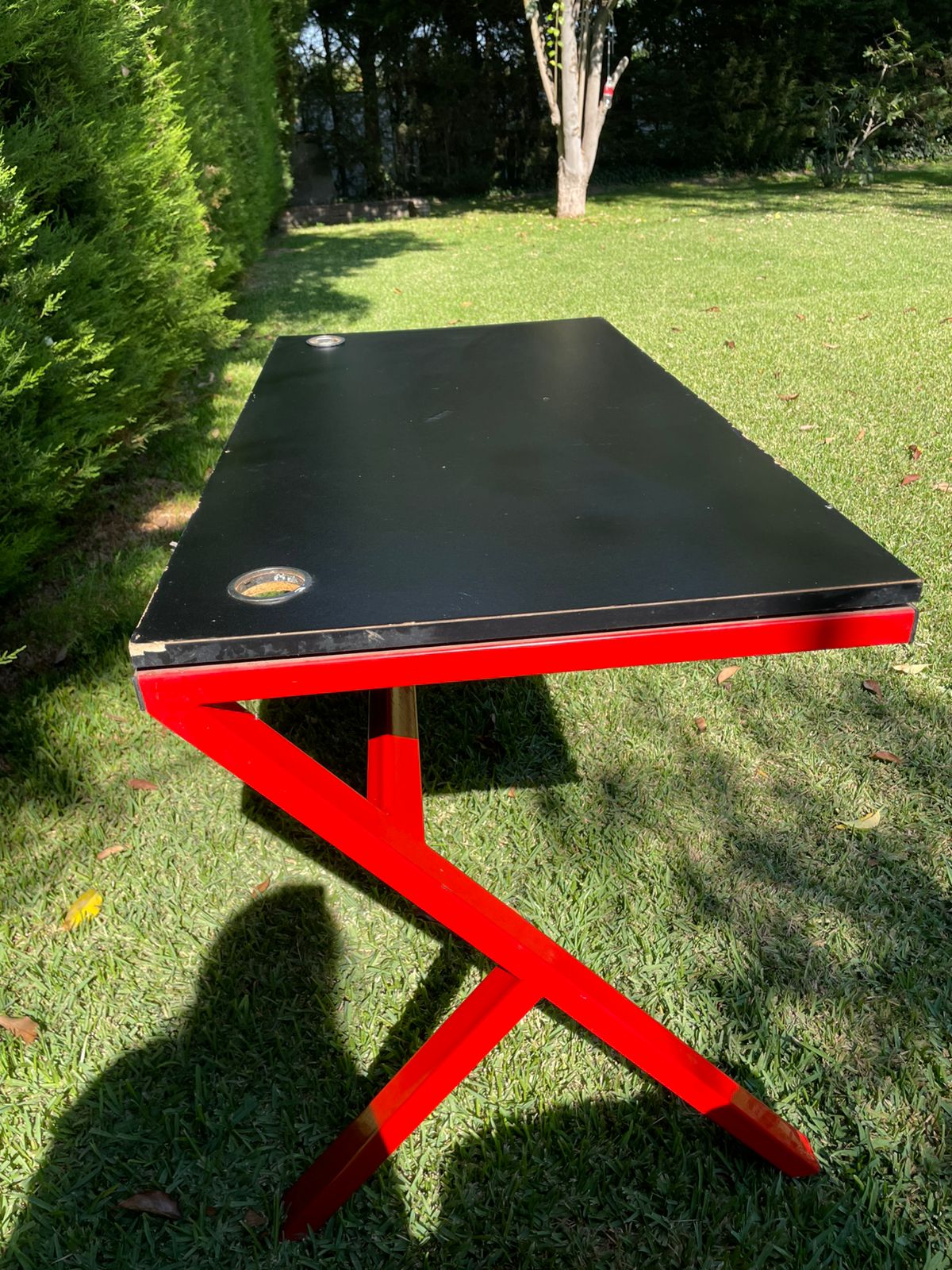 Escritorio de madera negro y rojo - Imagen 2