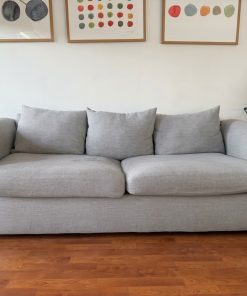 Sofá 3 cuerpos gris con 3 cojines