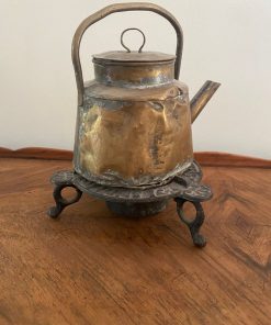 Tetera antigua de cobre con anafre de fierro