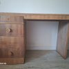 Escritorio de madera con cajones