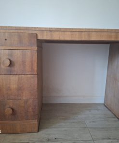 Escritorio de madera con cajones