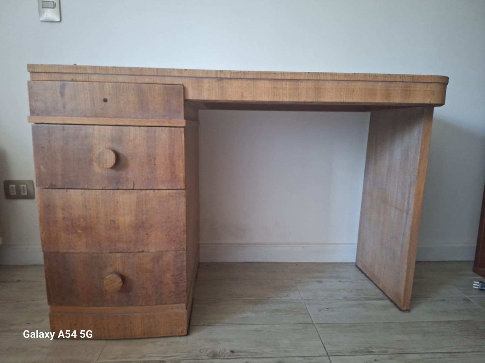 Escritorio de madera con cajones