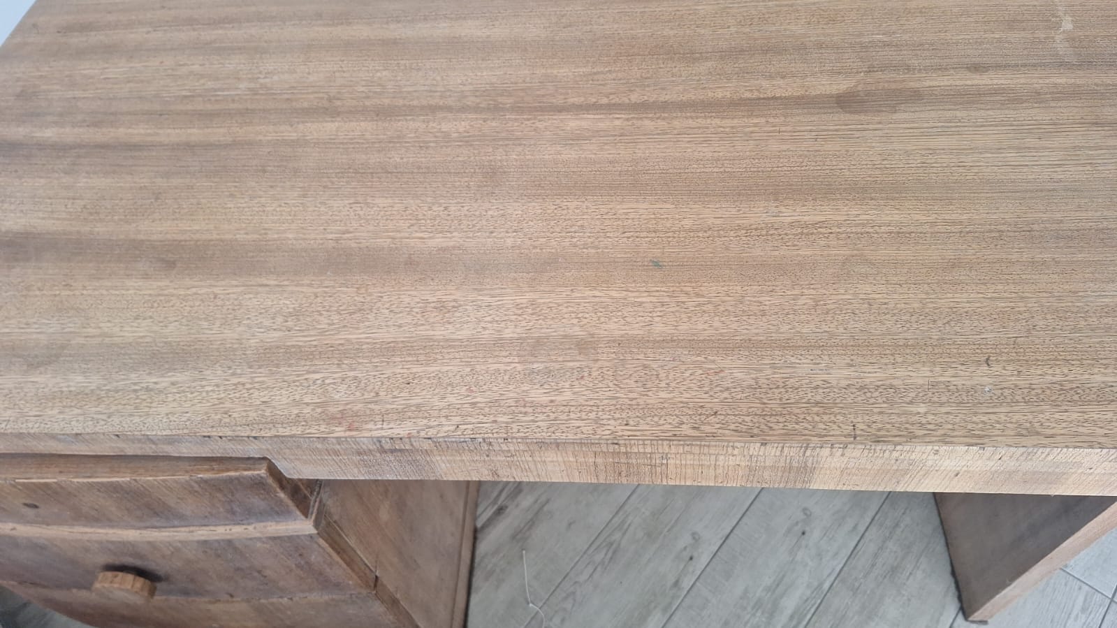 Escritorio de madera con cajones - Imagen 6