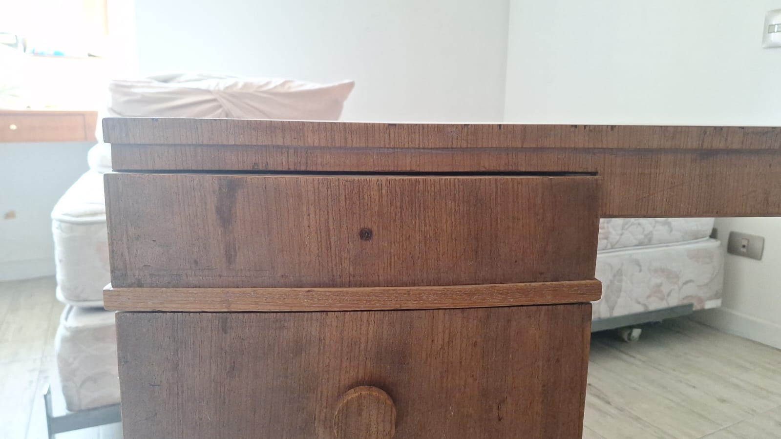 Escritorio de madera con cajones - Imagen 8
