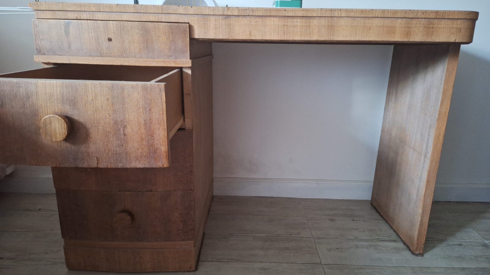 Escritorio de madera con cajones - Imagen 9