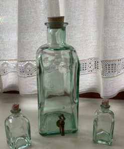 Frasco dispensador y dos pequeños verdes