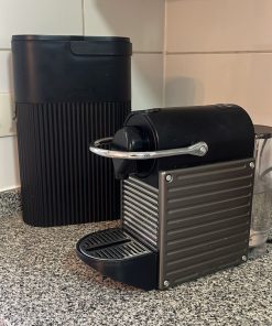 Cafetera Nespresso Pixie con Bin para reciclado de cápsulas