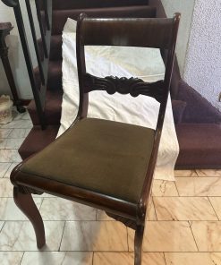 Silla de madera oscura estilo Klismos