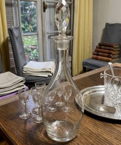 Botella licorera con tapa tallada
