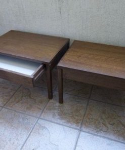 Veladores con cajón o mesas laterales