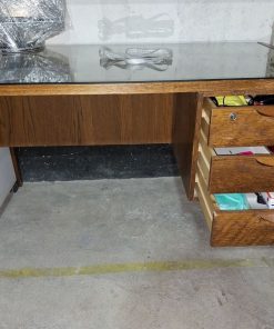 Escritorio enchapado madera encina con vidrio y cajonera