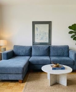 Sofá seccional izquierdo Rosen azul tela gruesa y patas madera