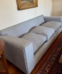 Sofá 3 cuerpos gris retapizado