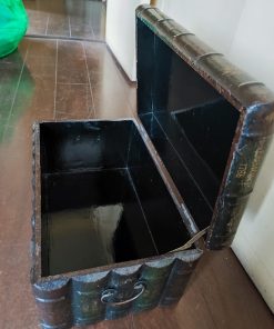 Baúl tipo libros y naturaleza muerta