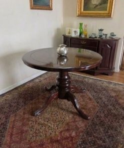 Mesa de comedor Reina Ana con cubierta con vidrio