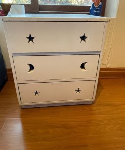 Velador madera lacado blanco con ruedas