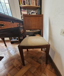 Silla de madera tapiz claro