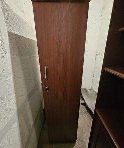 Par clóset angostos con barra para colgar