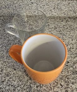 Par tazas una naranja y otra vidrio