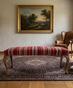 Banqueta patas madera curvas y tapiz líneas tonos rojo