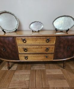 Buffet madera y cuero en puertas