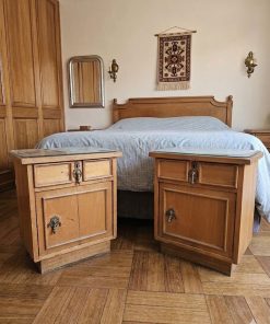 Par veladores madera tiradores bronce y vidrio en cubierta