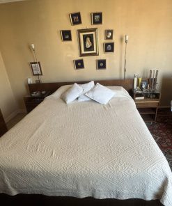 Cama Queen con veladores integrados