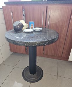 Mesa con pie metálico y superficie de granito