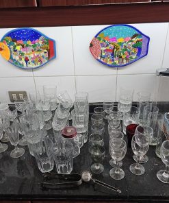 Colección variada de copas de vino, champaña y vasos