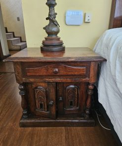 Par veladores madera encina tallada