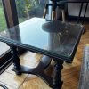 Mesa lateral madera cubierta con vidrio