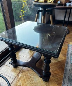 Mesa lateral madera cubierta con vidrio