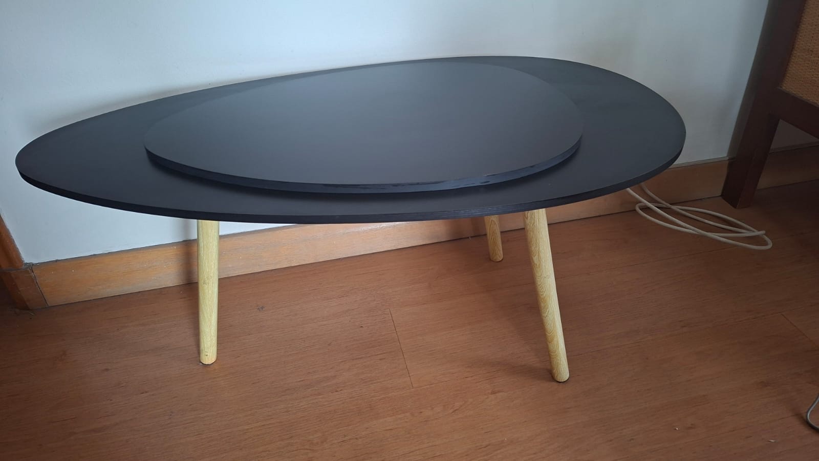 Mesa ovalada negra doble cubierta