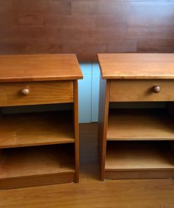 Par veladores Rosen madera cajón y repisa