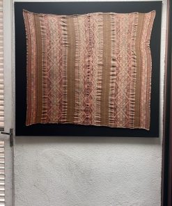 Aguayo antiguo sobre madera con tela negra