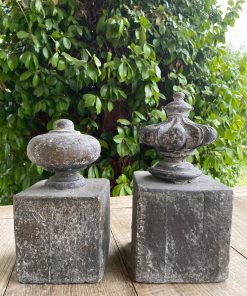 Par de piñas decorativas de cemento