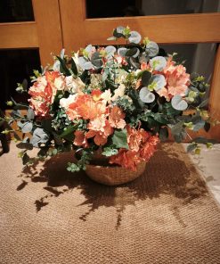 Arreglo floral en canasto mimbre