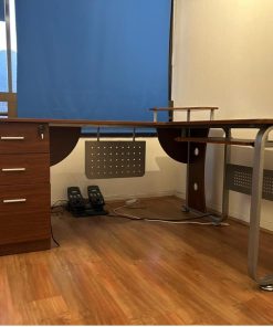 Escritorio esquinero con cajonera y repisa