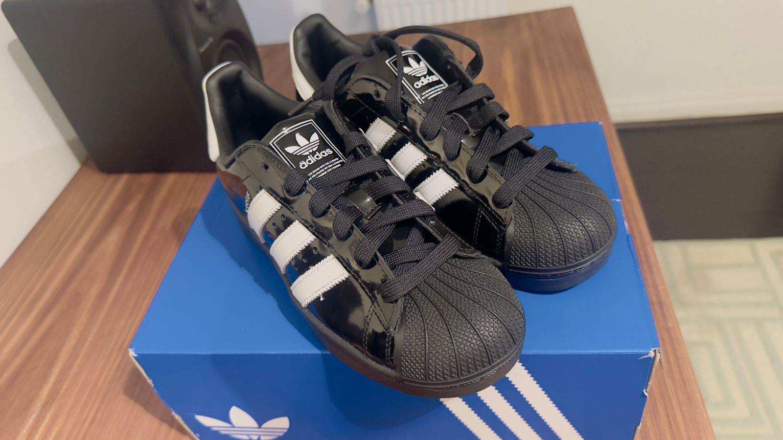 Zapatillas adidas súper Star Negras Charol - Imagen 4