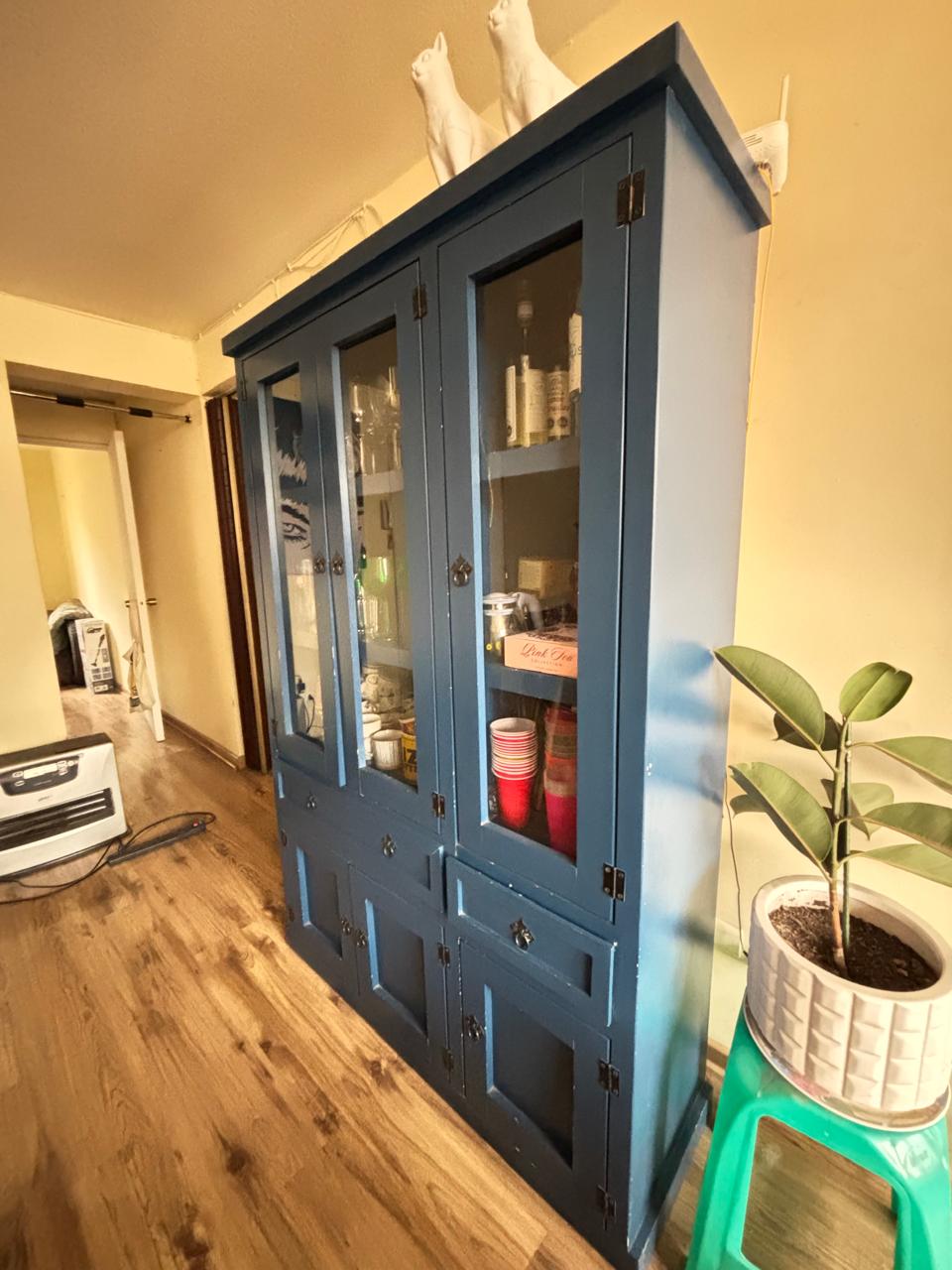Vitrina de madera azul - Imagen 2