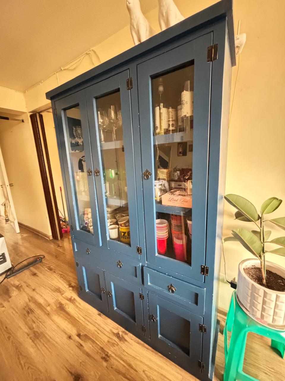 Vitrina de madera azul - Imagen 4