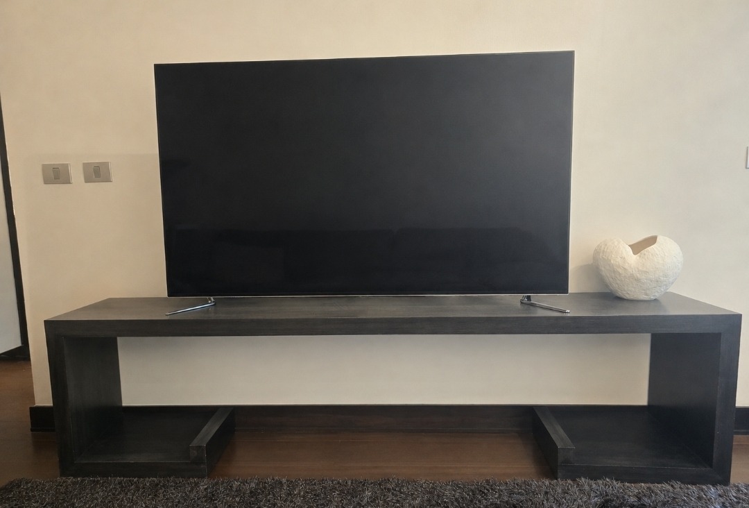 Rack TV tipo corchete enchapado
