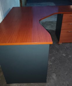 Escritorio en L ejecutivo con cajonera integrada