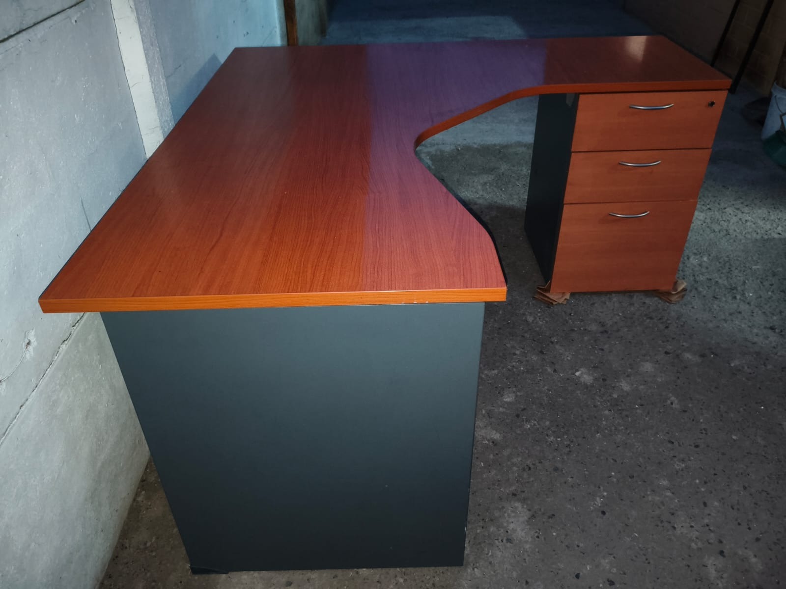 Escritorio en L ejecutivo con cajonera integrada