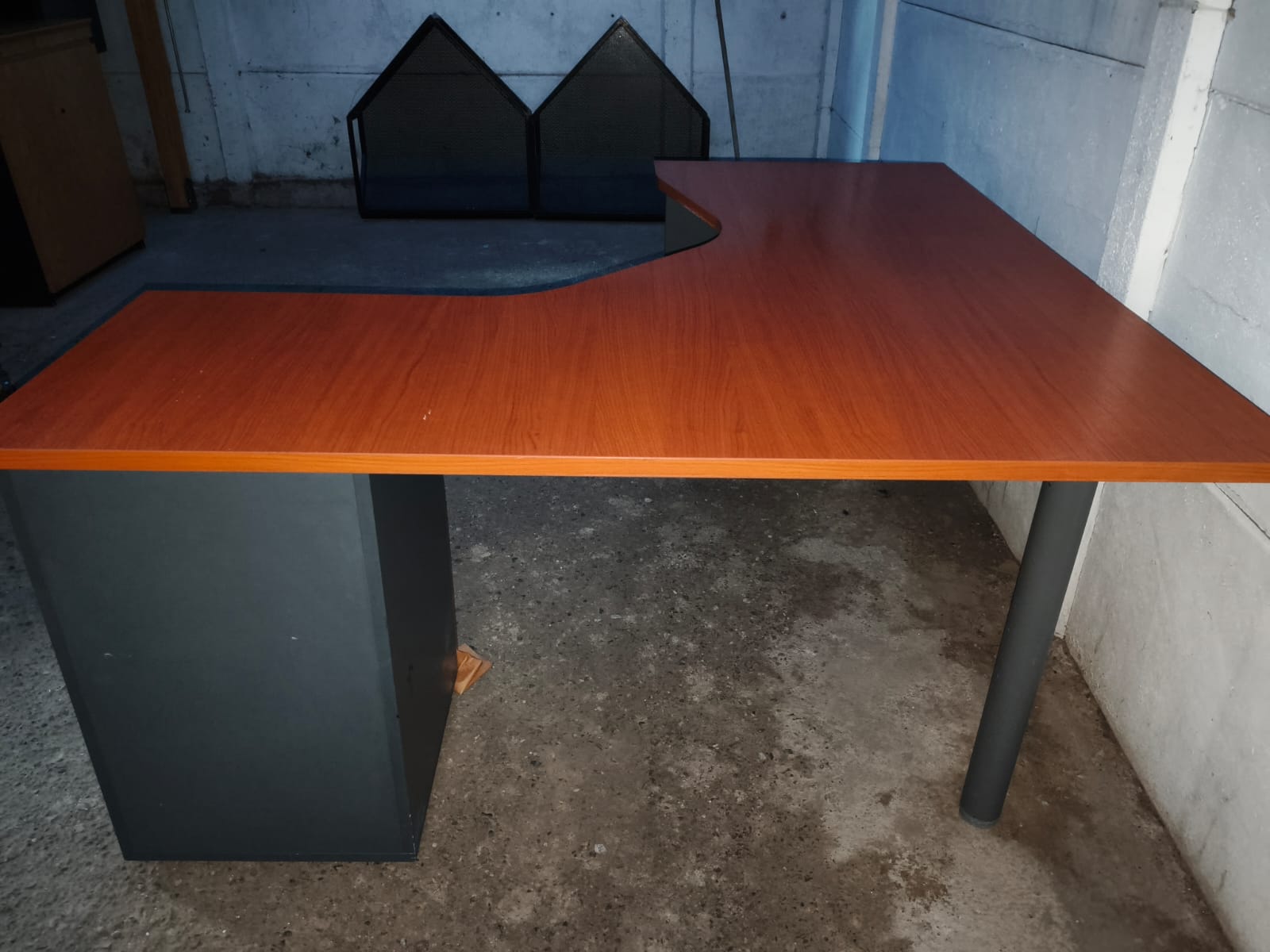 Escritorio en L ejecutivo con cajonera integrada - Imagen 2