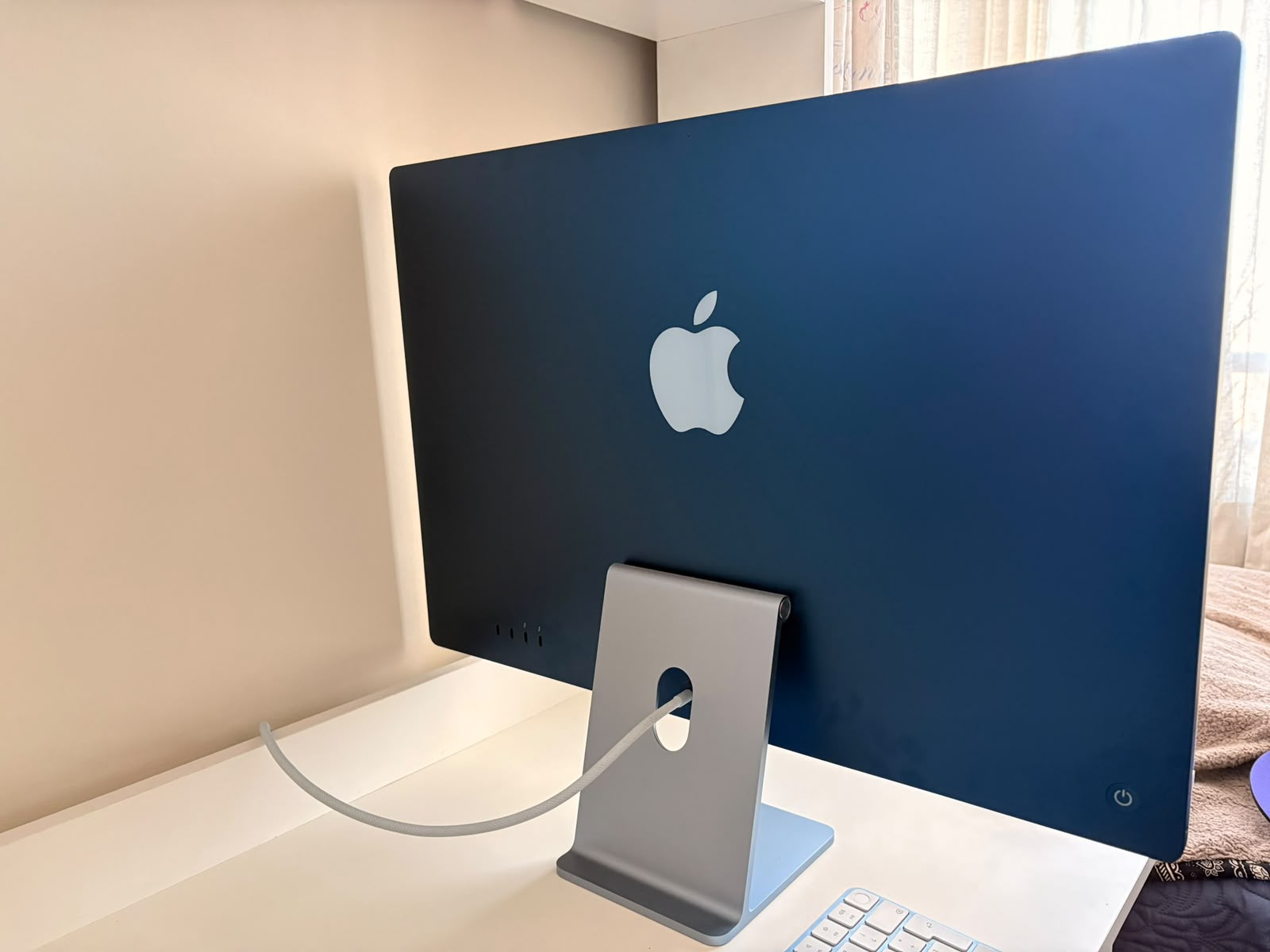 iMac apple 24” Chip M1 azul - Imagen 3
