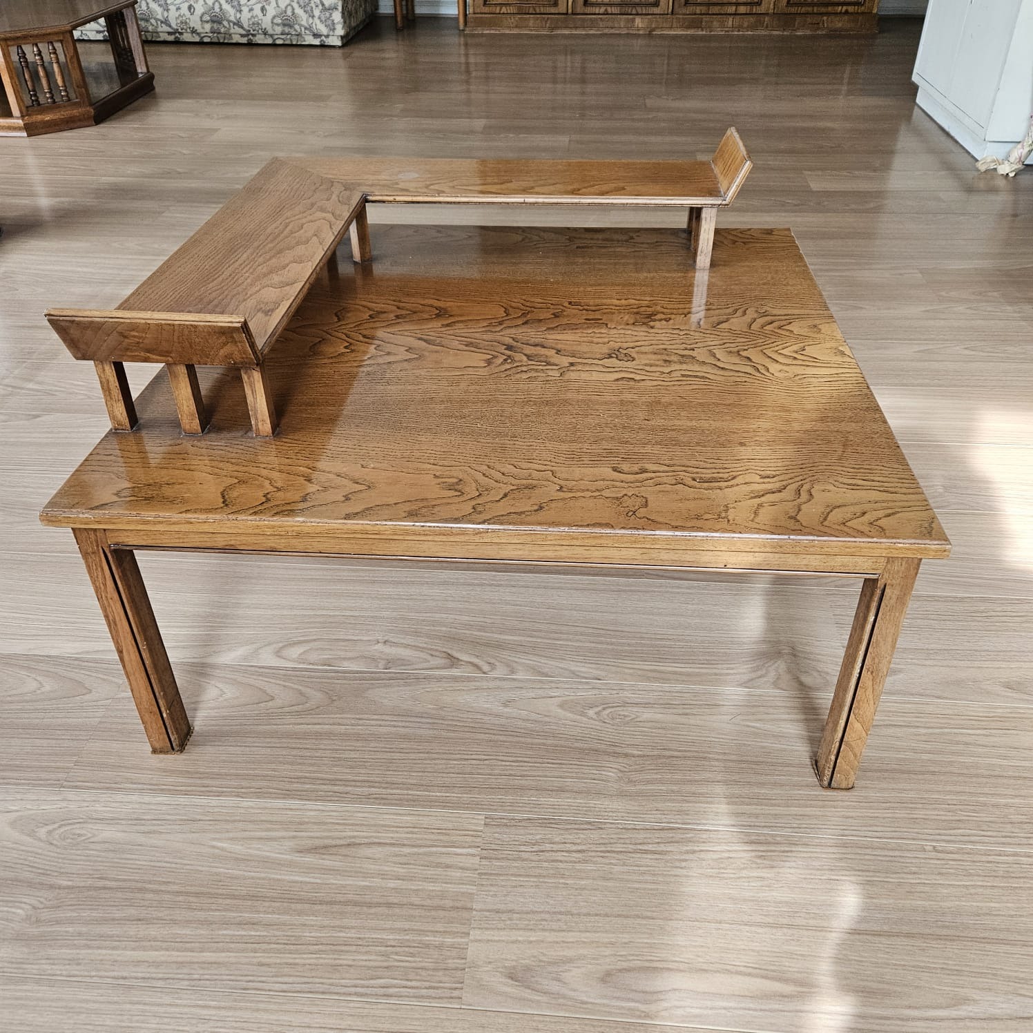 Mesa lateral con repisa