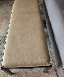 Banqueta de madera con cuero Forastero